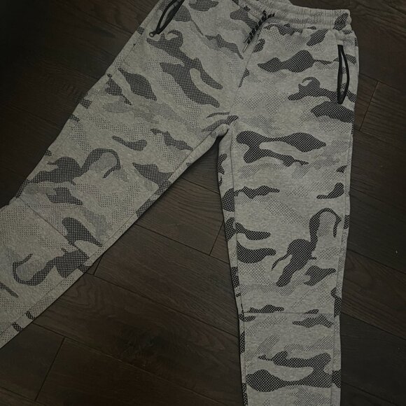 NEVER WORN. GREY CAMOUFLAGE TRACK SUIT SIZE LARGE. - Picture 5 of 7